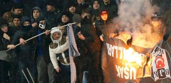 Bazı Dinamo Kiev taraftarları Beşiktaş bayrakları yaktı