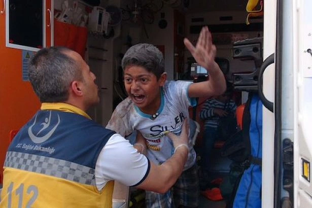 10) Bir Çocuğun Gözünden Savaşın Tüm Kötülükleri: Acı, Korku ve Çaresizlik...