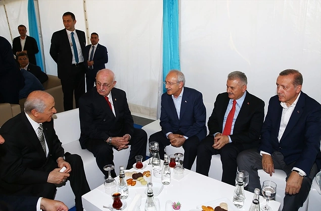 2) İktidar ve Muhalefet Yenikapı'da Bir Arada