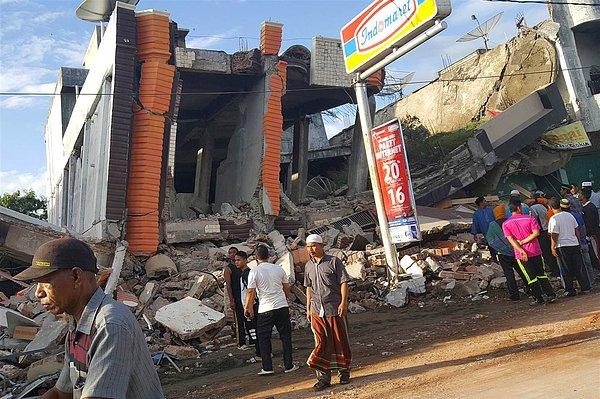 Endonezya Kızılhaçı, yıkılan binaların enkazı altında kalanlar olduğunu, arama kurtarma çalışmalarının sürdüğünü kaydetti.