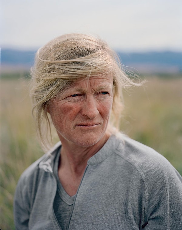 38. Женщина, выращивающая овец и пасущая их со своих мужем. Йеллоустонский национальный парк, США