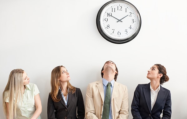 9. Обратите внимание на время прихода и ухода коллег