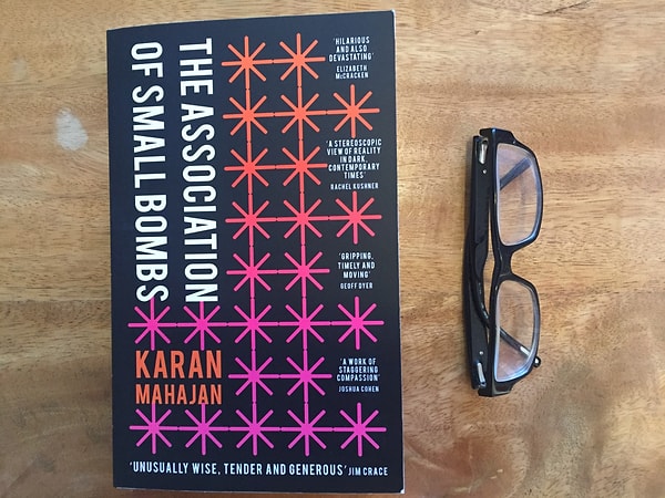 1. "Ассоциация маленьких бомб", Каран Махаджан