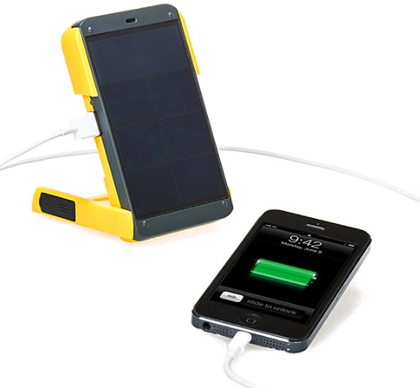 13. Эта зарядка на солнечных батарейках однажды может спасти его жизнь