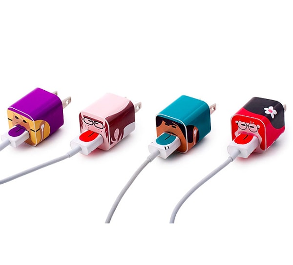 15. С такими забавными стикерами вы никогда не перепутаете и не потеряете свою зарядку