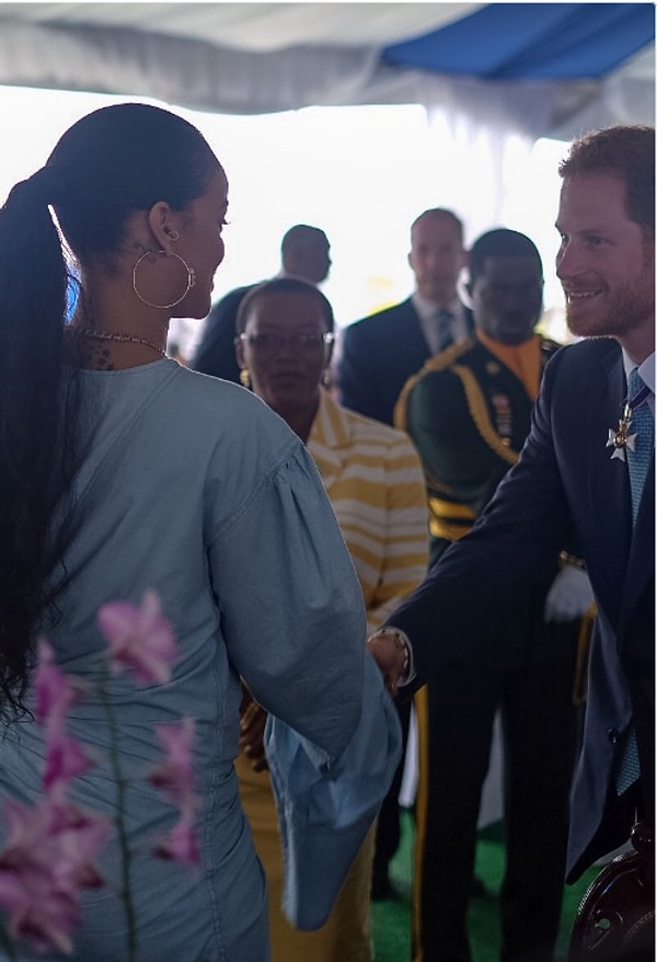 А красавица Рианна, как известно, является уроженкой этого острова, поэтому можно сказать, что она приехала домой немного погостить.