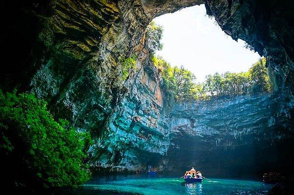 15. Melissani Mağarası, Yunanistan