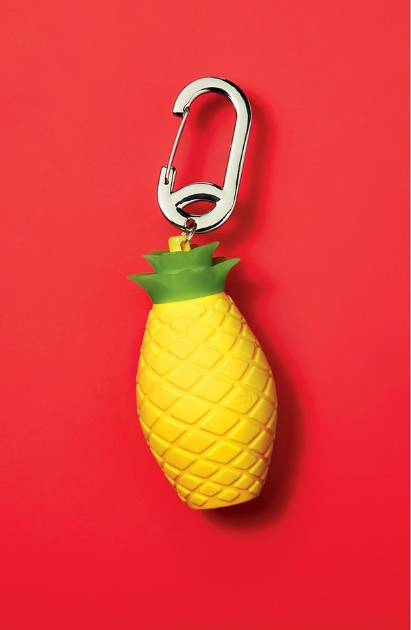 13. Брелок-зарядка в виде сочного тропического фрукта