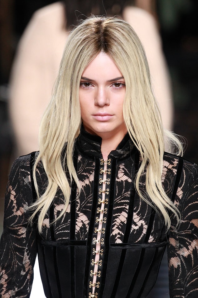 2. Kardashian ailesinden olunca ömrünüzde en az bir kere saçınızı oryele bulamak gibi bir zorunluluğunuz olmalı. Kendall Jenner da denedi...
