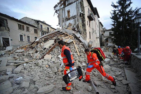 18. 24 Ağustos | İtalya 6.2 ile Sarsıldı: 247 Kişi Hayatını Kaybetti