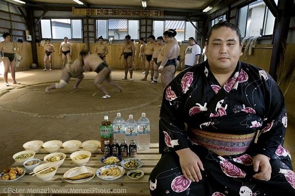 6. Takeshi Masato, Japonya'dan bir Sumo güreşçisi. Bir günde 3,500 kalori tüketiyor.