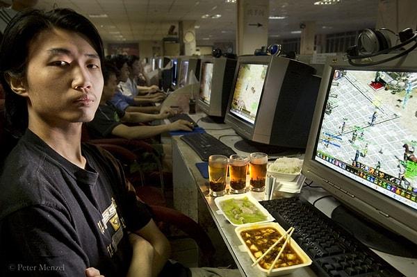 9. Zu Zhipeng, serbest bilgisayar grafikleri sanatçısı. Gününü 1,600 kalori ile geçiriyor.