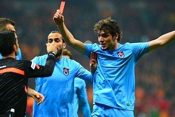 1. Trabzonsporlu Salih Dursun, Hakem Deniz Ateş Bitnel'e Kırmızı Kart Gösterdi