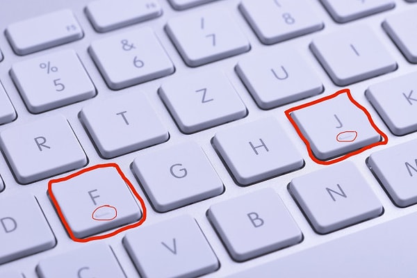 17. Для чего нужны выпуклые полоски на клавишах "F" и "J" на клавиатуре?