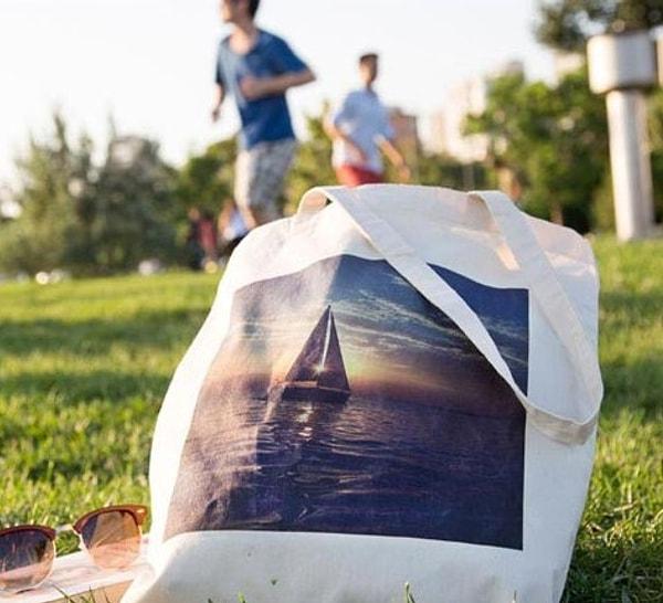 9. Hem doğayı korumana yardımcı olan hem de şık tasarımıyla tarzına uyum sağlayan Bez çanta.