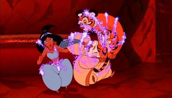 5. Alaaddin'in Sihirli Lambası filminde Prenses Jasmine'in kaplanı Rajah'ın, Jafar'ın büyüsünü bozduğu sahnede bir anda Mickey Mouse kulakları çıkıveriyor.