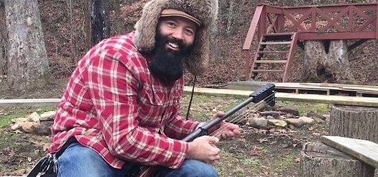 Парень превратил ружье в гитару