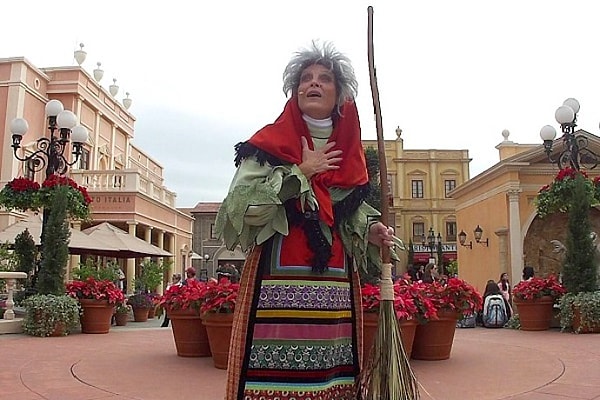 14. Как зовут в Италии старушку, которая в новогоднюю ночь приходит через дымоход?