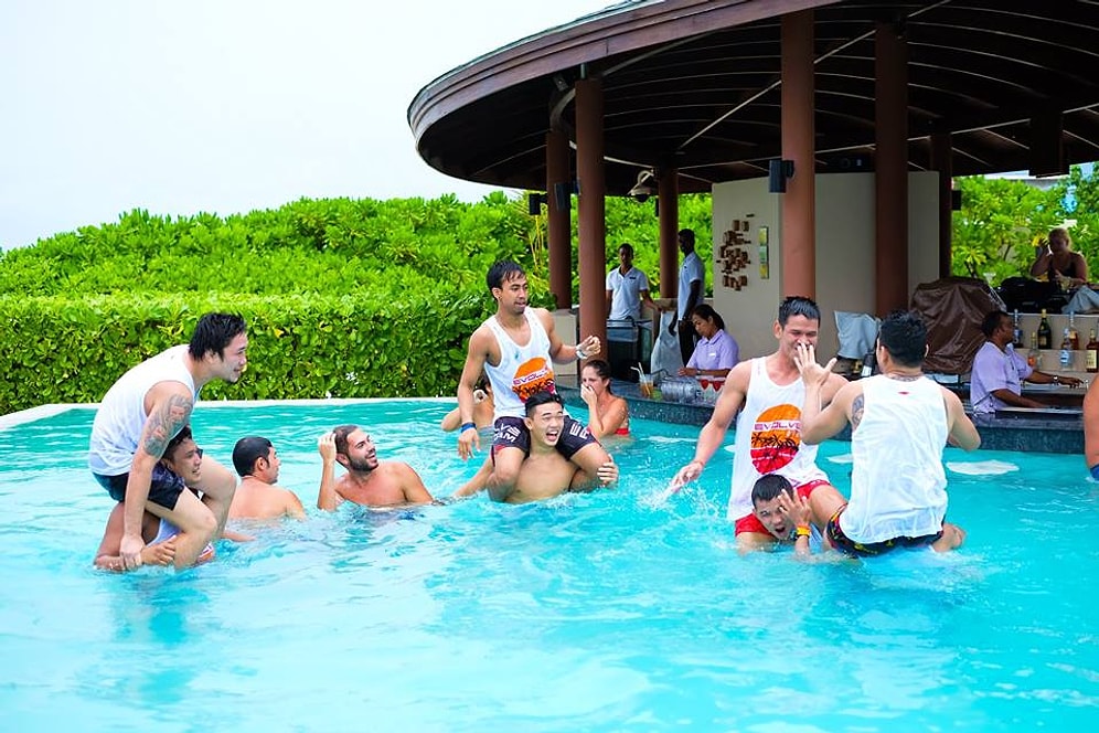 Aşırı Adamlıkta Bugün: 1.750.000 TL Harcayarak Çalışanlarını Tatile Götüren Patron!