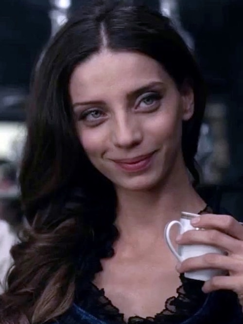 Clementine Pennyfeather (Angela Sarafyan) - Demet Evgar