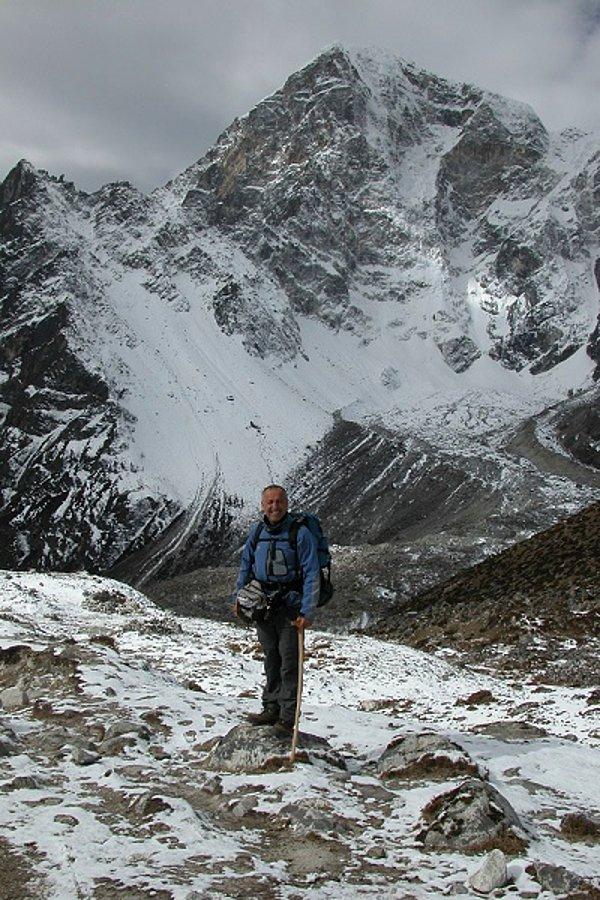 İnsanın düşleri zirveden başlarsa devamı nasıl gelir sizce? 2006 Everest Türkiye tırmanışı öncesinde Nepal ve Tibet macerasına atıldığını söylüyor.