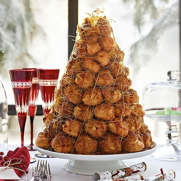 Fransızların en büyük gastronomi silahlarından biri: Croquembouche yani Profiterol Kulesi