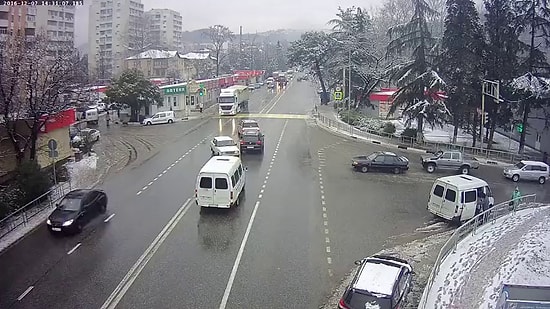 Kaza Yapınca Sahibini Fırlatıp Kendi Kendini Park Eden Araba