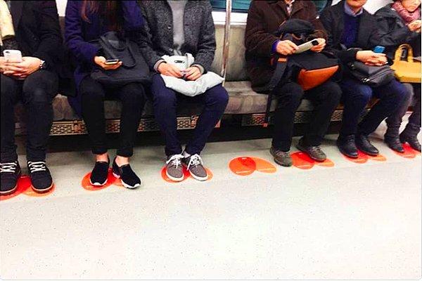3. Özellikle toplu taşıma araçlarında bacaklarını ayırıp oturan erkekler, kişisel alana saygı duyun. Sınırlarınızı bilin. Otobüs, metro, babanızın şark köşesi değil.