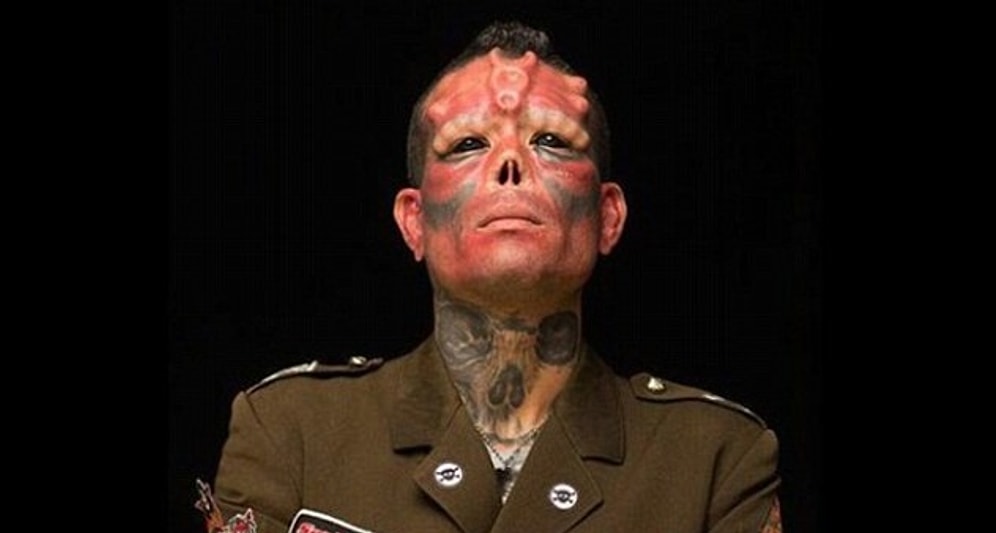 Антигерой в реальной жизни: венесуэлец превратился в Красный Череп с помощью пластических операций