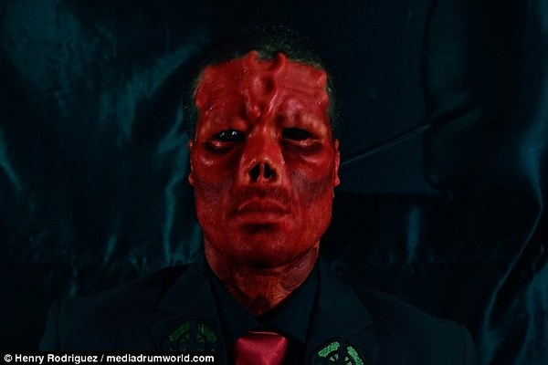 7. Последнее изменение, которому он подверг свою внешность, - это операция на язык. Теперь он имеет раздвоенную форму