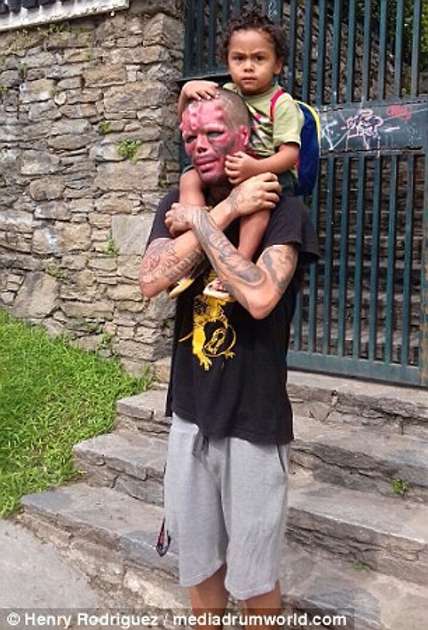 9. И несмотря на неоднозначную реакцию общества, он подчеркивает, что семья – все для него