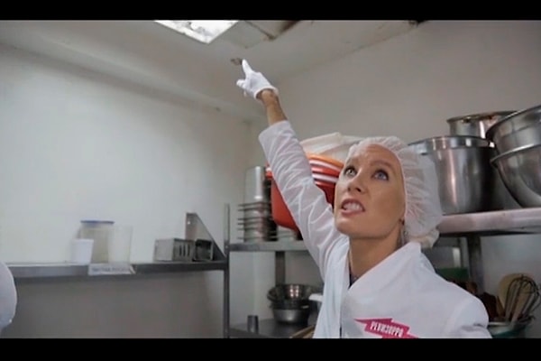 3. Вспомнить хотя бы скандальный выпуск с проверкой ресторана «Одесса мама», где знаменитую блондинку заперли в морозильной камере, а потом еще и запустили в нее ведро с водой.