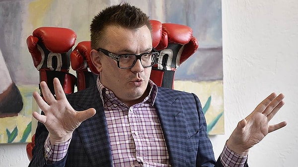 5. Несмотря на то, что телеведущая находится в отпуске, руководство телеканала «Пятница» вызвала ее на экстренное совещание.