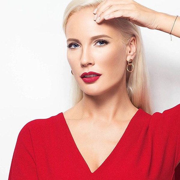 7. Причем телохранители будут сопровождать ведущую не только в процессе съемок, а постоянно.