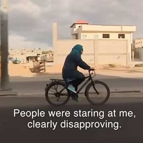 Amna Suleiman Gazze'de kadınların ergenlikten sonra halka açık alanlarda bisiklete binmesi yasağını delip geçen bir grup kadının lideri.