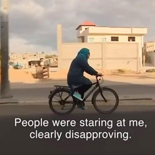 5. Amna Suleiman Gazze'de kadınların ergenlikten sonra halka açık alanlarda bisiklete binmesi yasağını delip geçen bir grup kadının lideri.