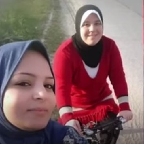 Amna Suleiman Gazze'de kadınların ergenlikten sonra halka açık alanlarda bisiklete binmesi yasağını delip geçen bir grup kadının lideri.