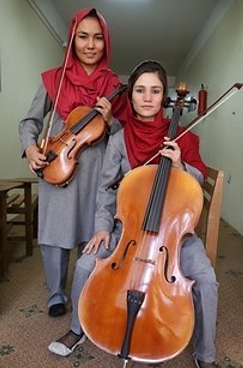 Negin Khpalwak 19 yaşında ve Afganistan'da yalnızca kadınlardan kurulu bir orkestranın liderliğini yapıyor. Ama bu kadınların her birinin hayatı müzik yüzünden tehlikede.
