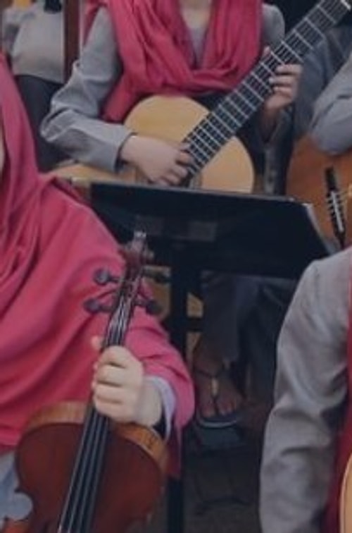 Negin Khpalwak 19 yaşında ve Afganistan'da yalnızca kadınlardan kurulu bir orkestranın liderliğini yapıyor. Ama bu kadınların her birinin hayatı müzik yüzünden tehlikede.