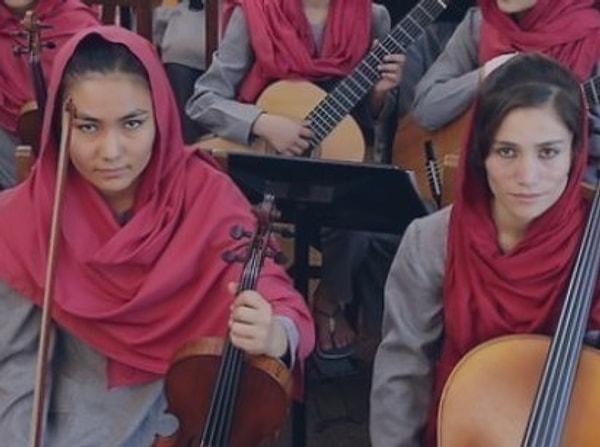 8. Negin Khpalwak 19 yaşında ve Afganistan'da yalnızca kadınlardan kurulu bir orkestranın liderliğini yapıyor. Ama bu kadınların her birinin hayatı müzik yüzünden tehlikede.