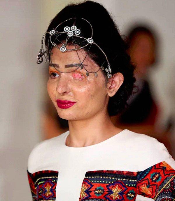 13. Bir asit saldırısından kurtulan Reshma Qureshi New York Moda Haftası'nda podyumda gururla yürüdü.