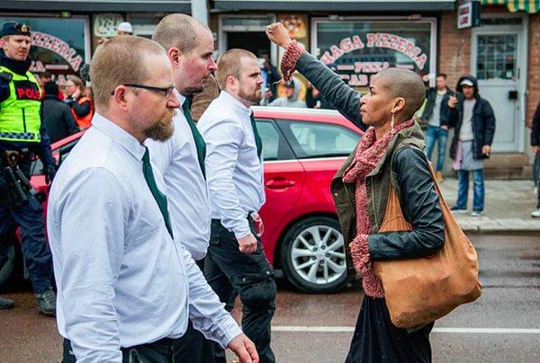 17. Tess Asplund adındaki bı kadın İsveç'te 300 kişilik bir aşırı sağcı neo-Nazi grubun karşısında tek başına dimdik durdu.