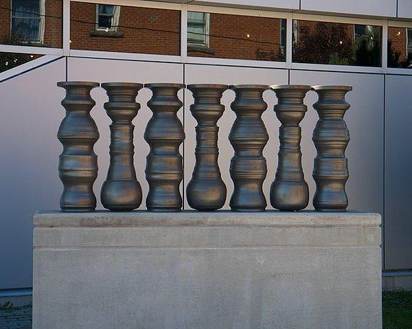 Sanatçı Grey Payce'in vazo heykellerinin diğer çalışmalardan kocaman bir farkı var, o da vazoları yan yana koyduğunuzda boşluklarında oluşan figürler.