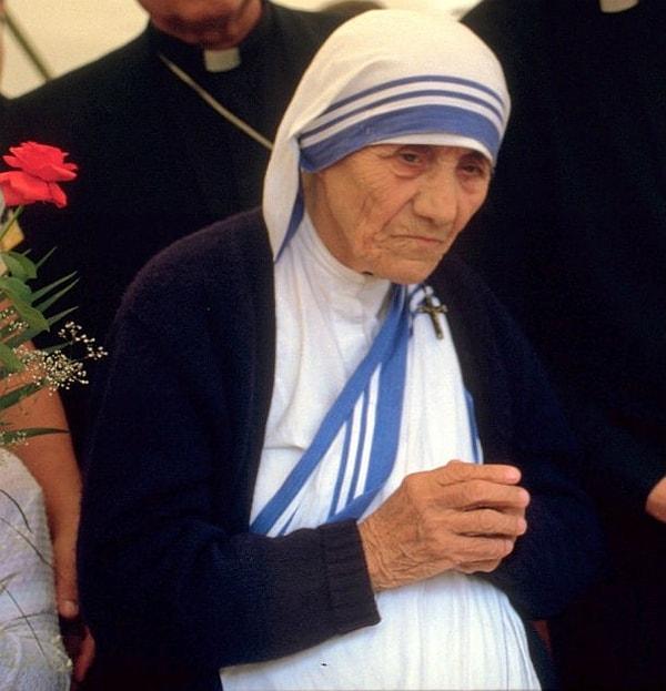 2. İddialara göre Rahibe Teresa'ya hayatının sonlarına doğru bir şeytan çıkarma ayini yapıldı.