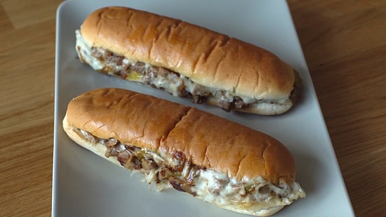 Hafta Sonu Mutluluğu Bu Olsa Gerek: Cheesesteak Sandviç Nasıl Yapılır?