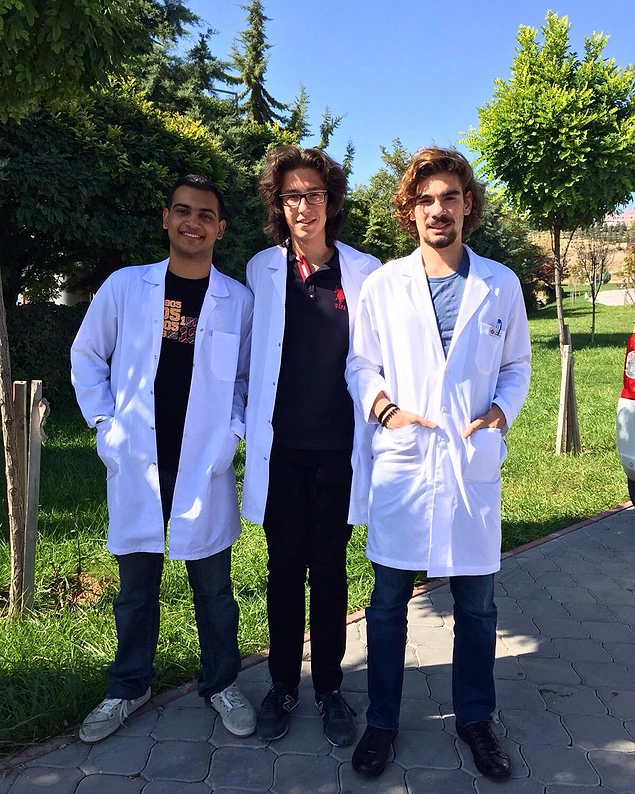 Rahat uyu Berkay. Sen doktor oldun, bize baktın say. Güle güle güzel kardeşim...