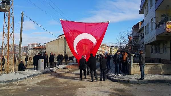 Okan Doğan'ın Malatya'daki evinin önüne bayrak asıldı. Komşular, aileyi yalnız bırakmadı.