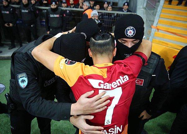 Galatasaray adına gol atan Yasin Öztekin de golden sonra saha kenarındaki polislere sarıldı.