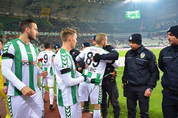 Konyaspor - Kayserispor maçı öncesi de futbolcular ve hakemler, görevli polislere karanfil verdi, başsağlığı diledi.