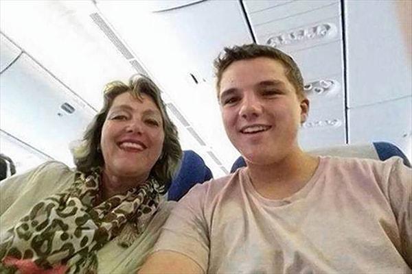 1. Bu selfie Hollandalı genç Gary Slok tarafından kaybolan Malezya uçağı havalanmadan dakikalar önce annesiyle beraberken çekildi.